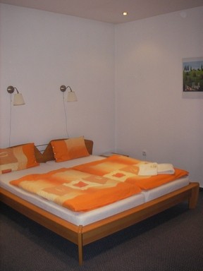 Гостиница в Пардубице: угол номера с кроватями