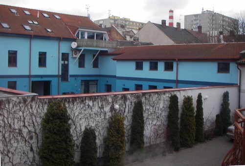 Вид из окна гостиницы в Пардубице на внутренний дворик